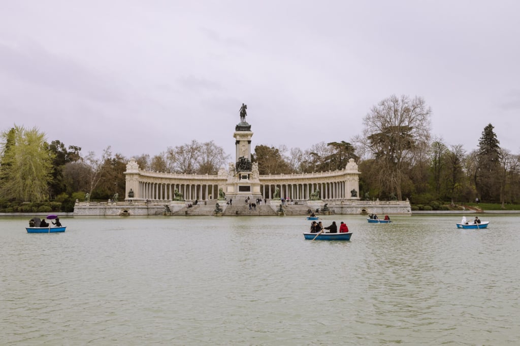 lake retiro park madrid