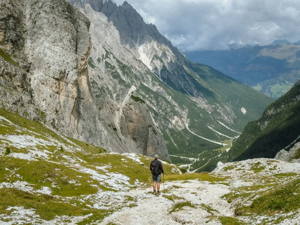 picturesque descent on the torre dei scarperi hike