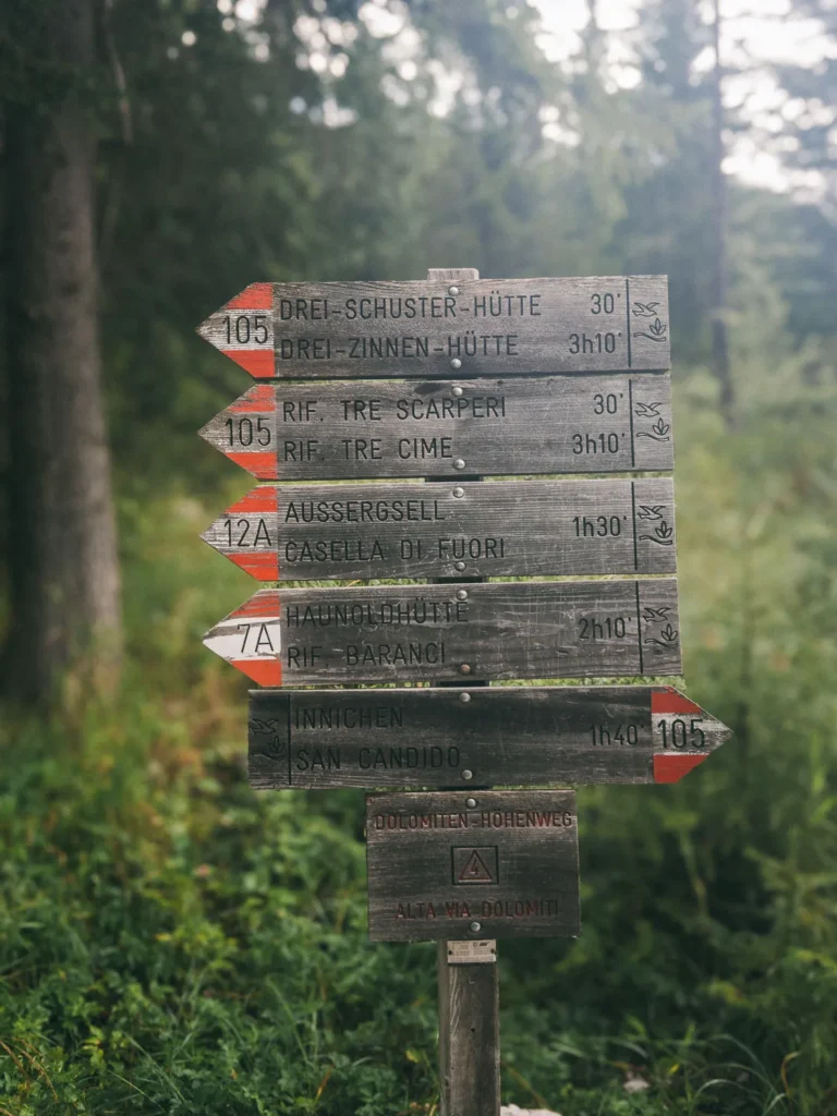 trail head signs on the torre dei scarperi hike in the sesto dolomites