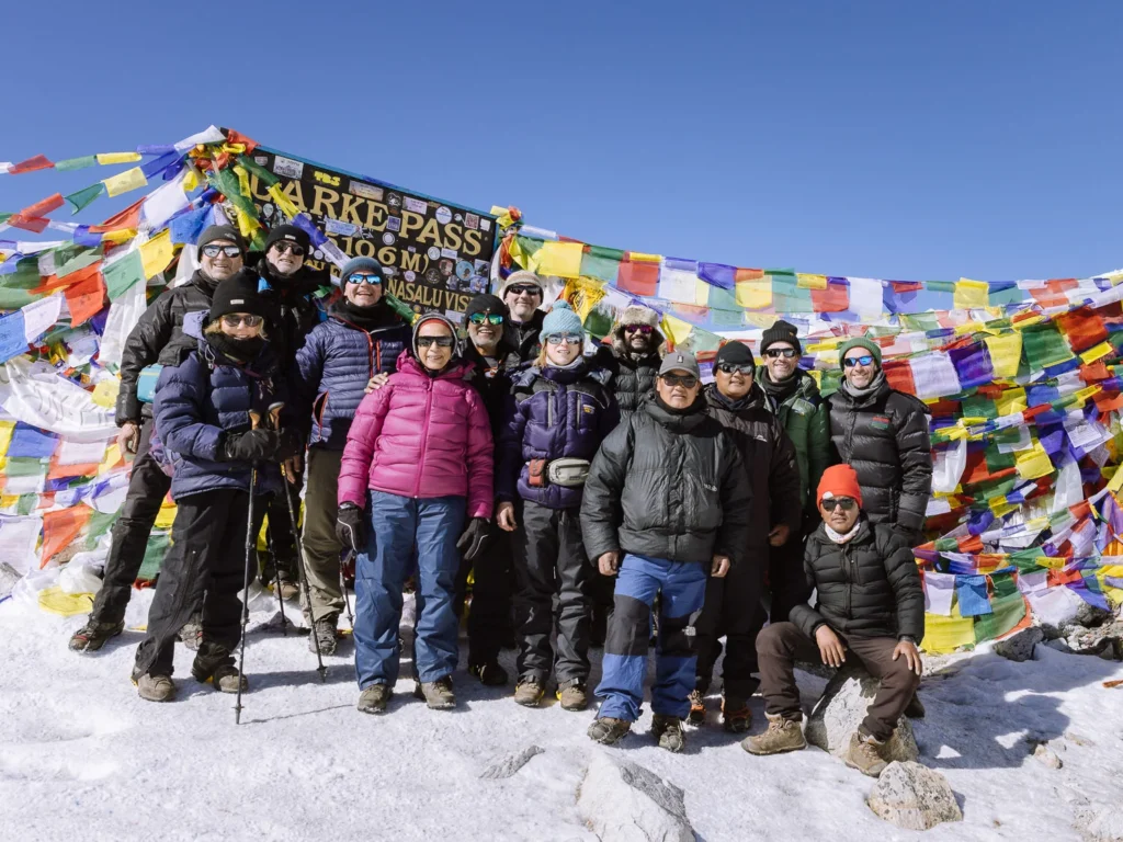 trekking group larke pass manaslu