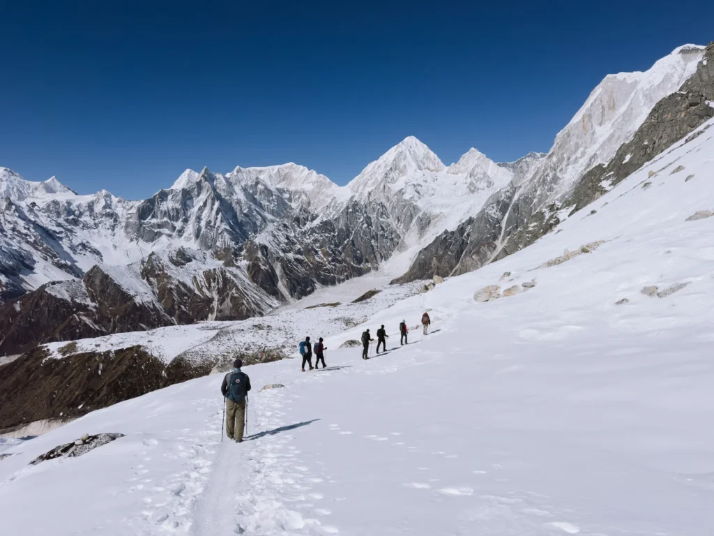 crossing the larke pass manaslu
