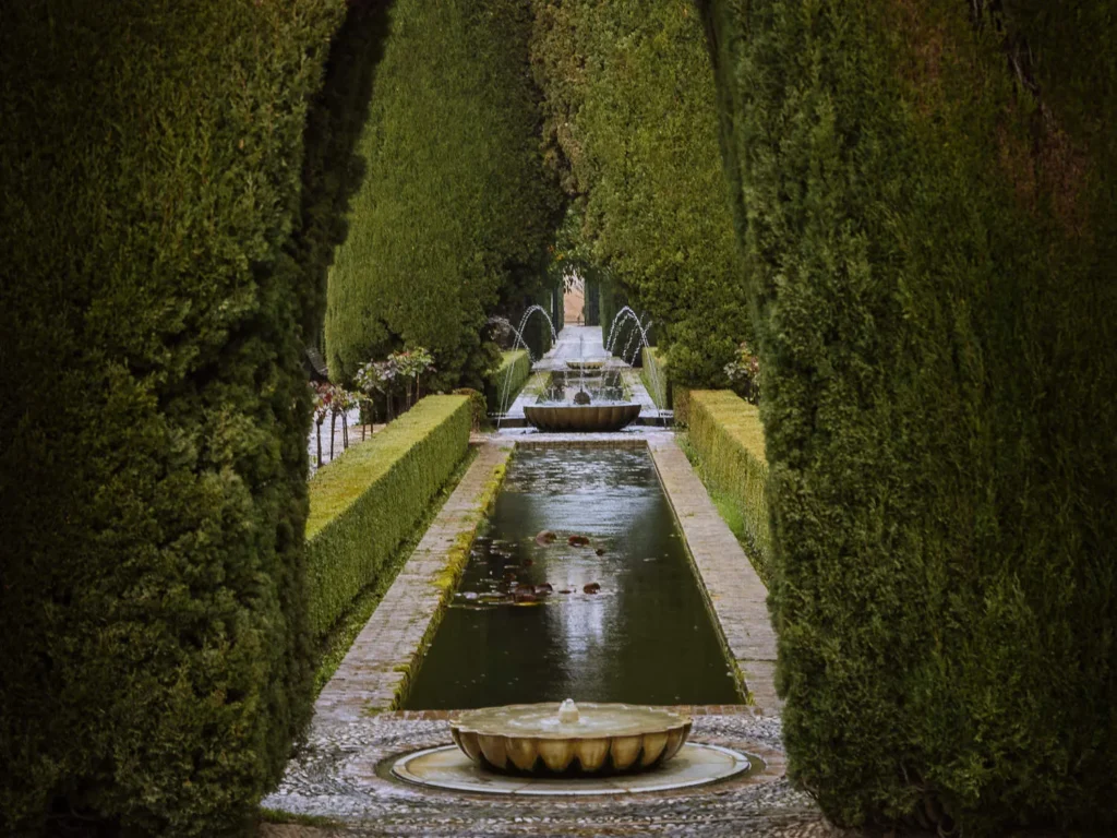 waterfeature in the generalife gardens alhambra