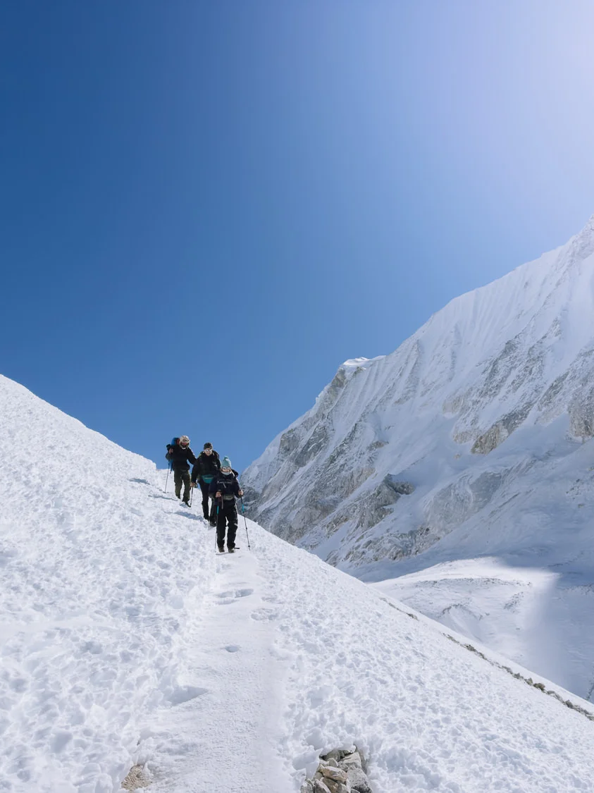 hiking the larke pass manaslu nepal himalayas