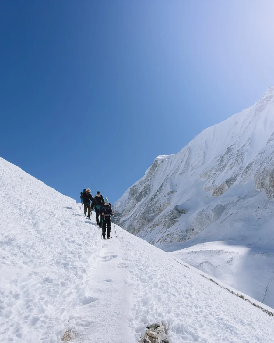 hiking the larke pass manaslu nepal himalayas