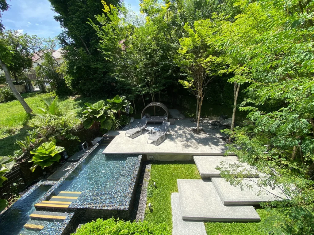 Lloyds Inn Singapore Pool 6